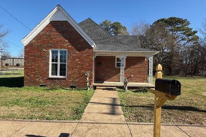 676 N Hays Ave