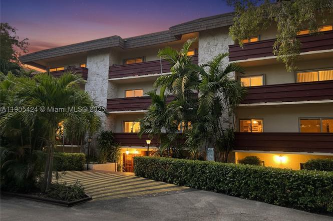 1205 Mariposa Ave #402