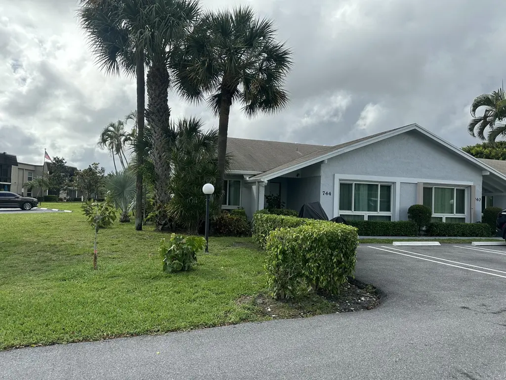 744 Lago Rd