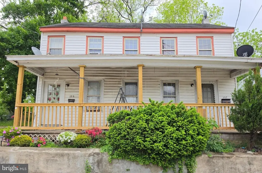 137-139 N Laurel St