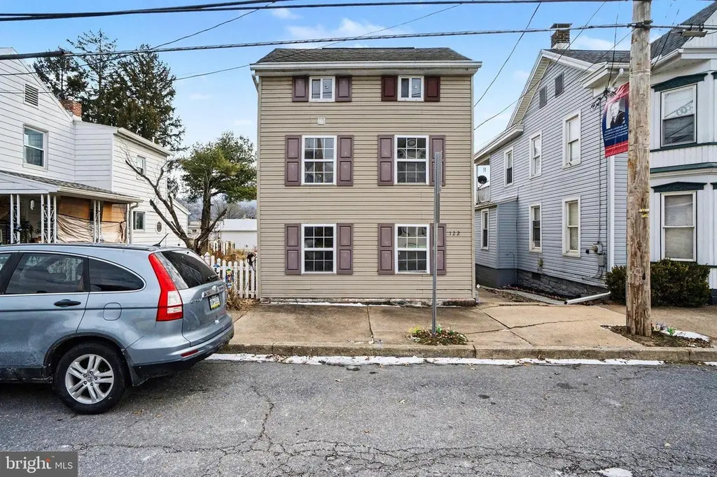 122 N High St