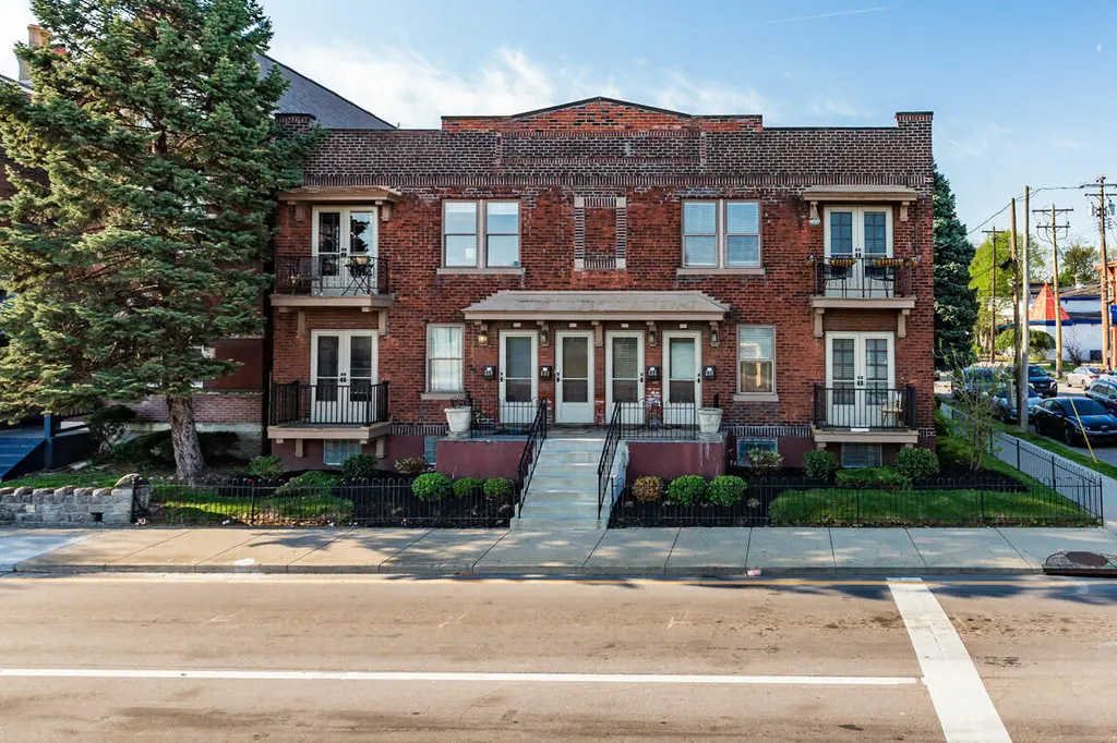 229-235 W 4th St
