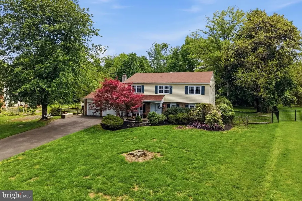 18 W Elizabeth Ln