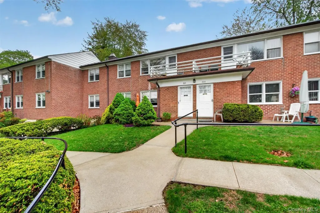 221 Buckhout St #221