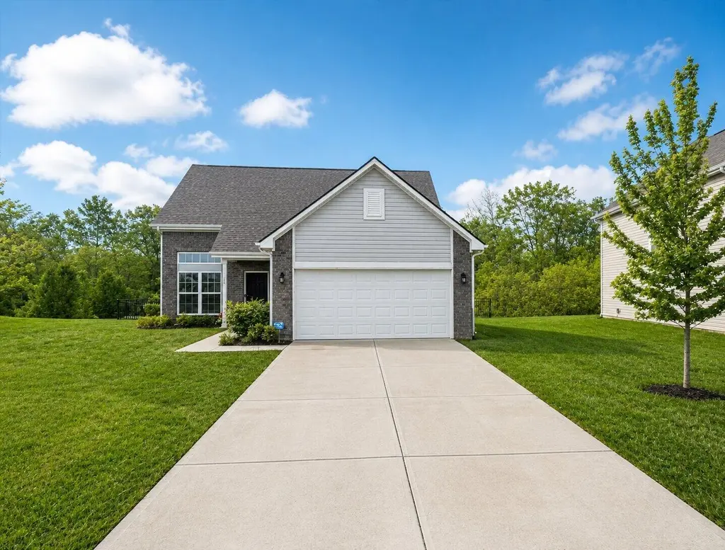 1555 N Creekwater Pass