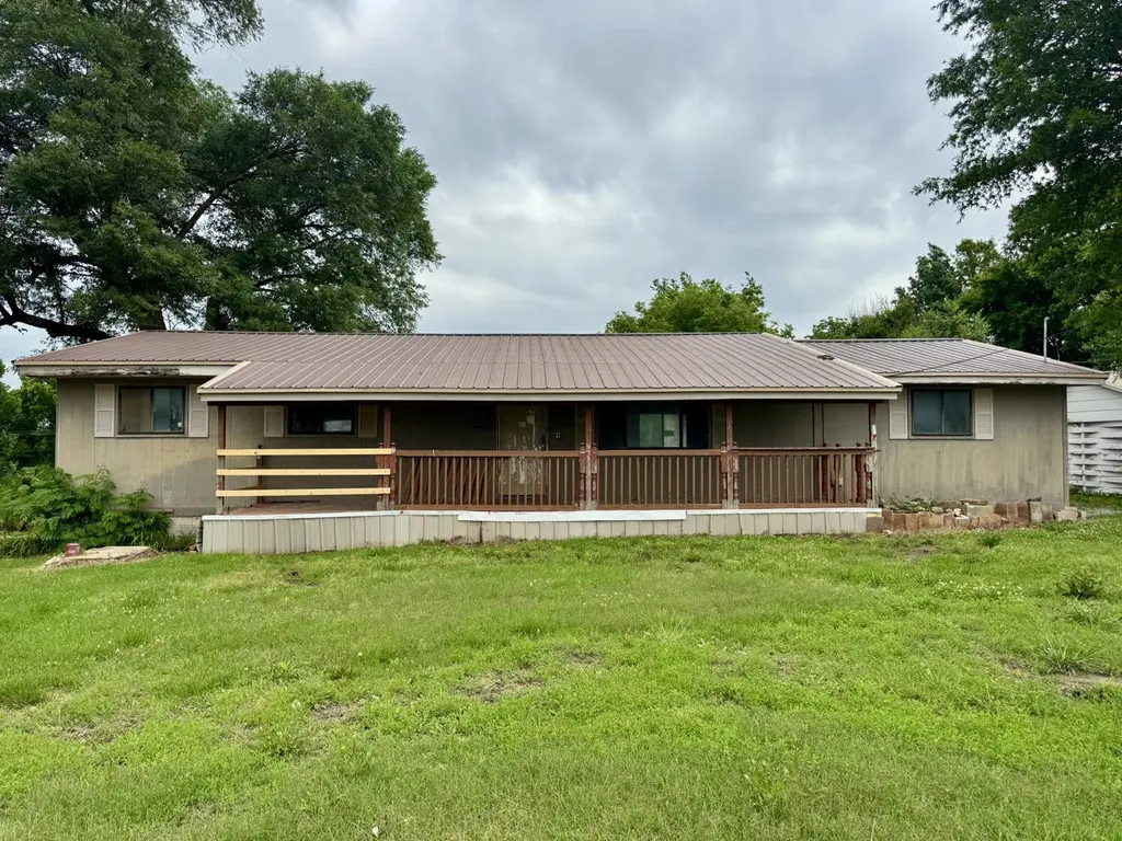 1153 E Elm St