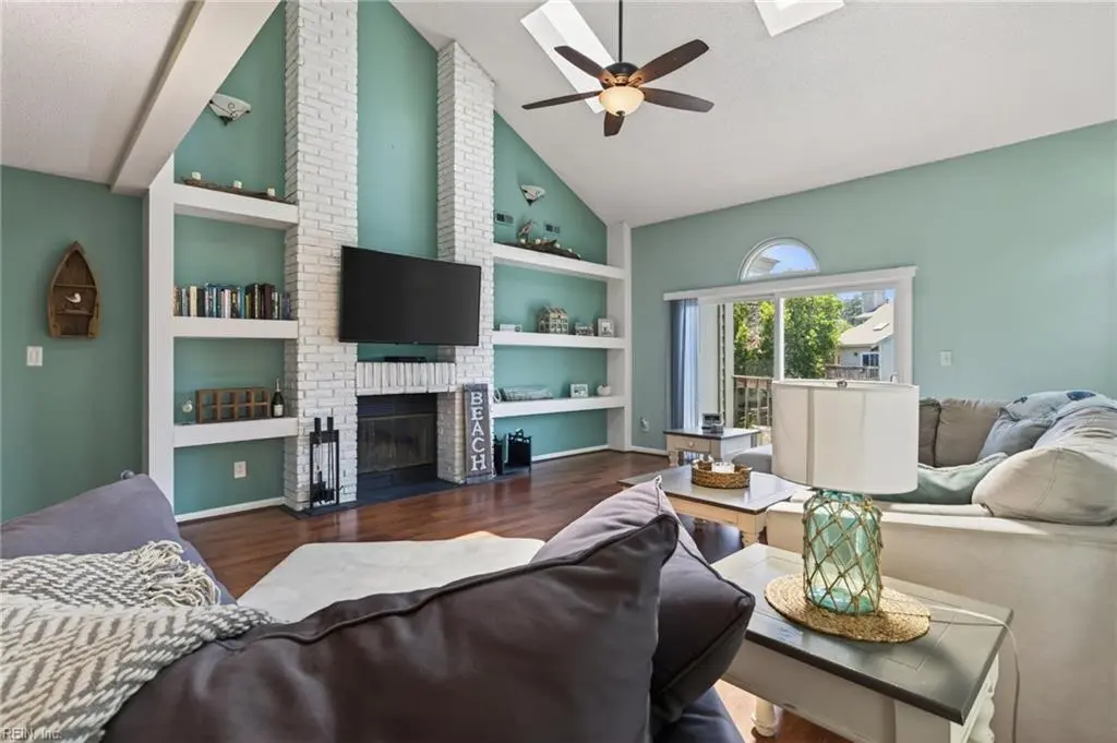 457 E Lake Cir