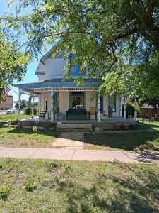 218 S 4th St