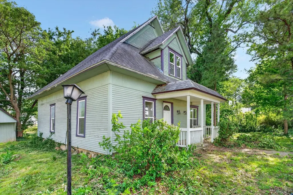 310 W 4th St