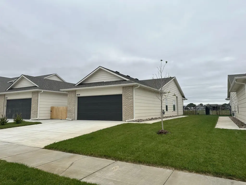 4527 N Sandplum