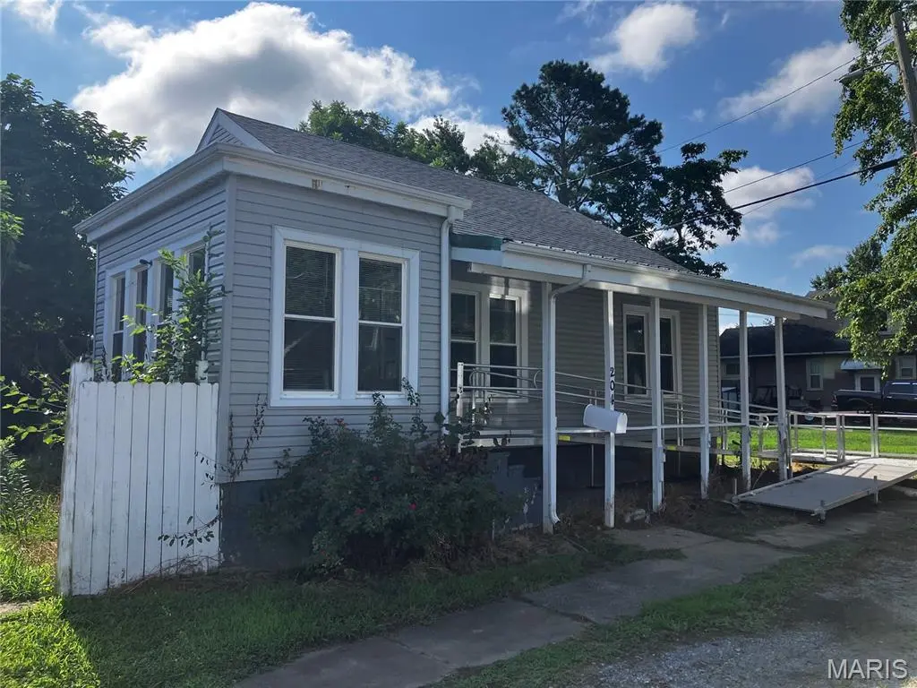 204 S Douglas