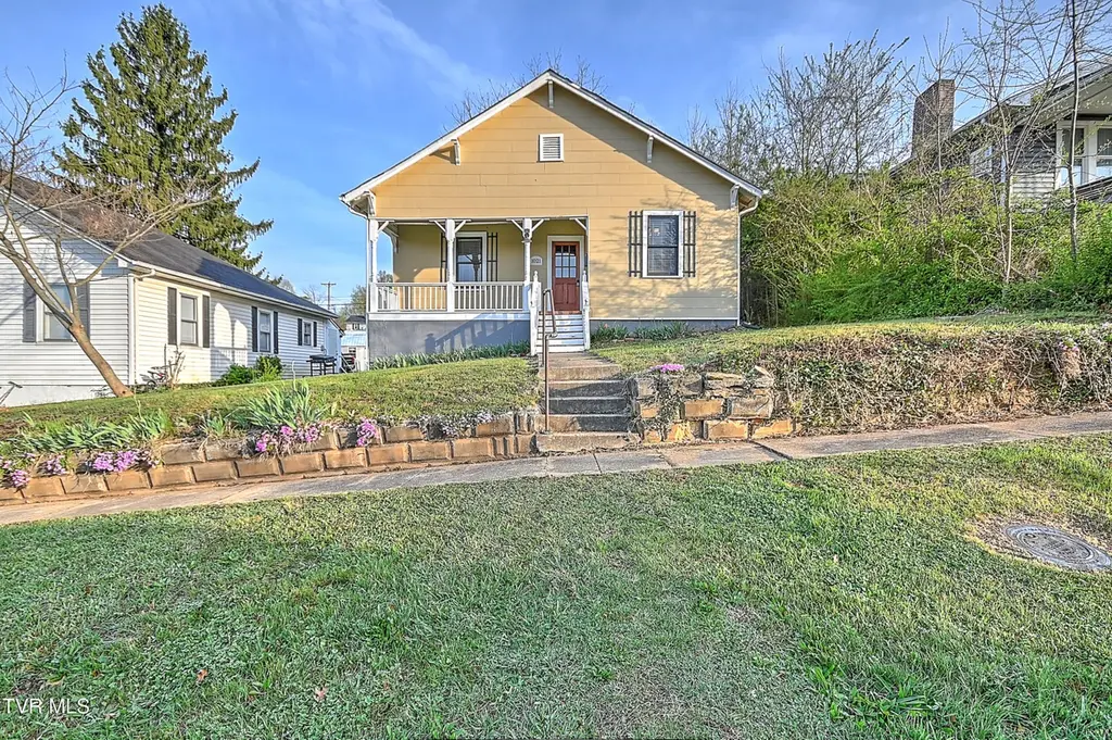 1021 Lawrence Ave