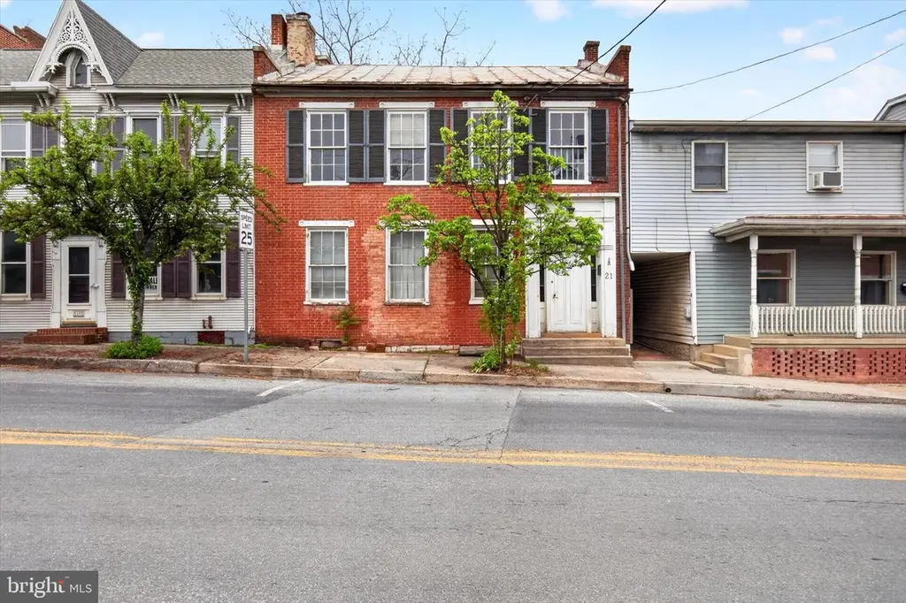 21 E Main St