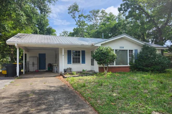 229 NW Holmes Blvd