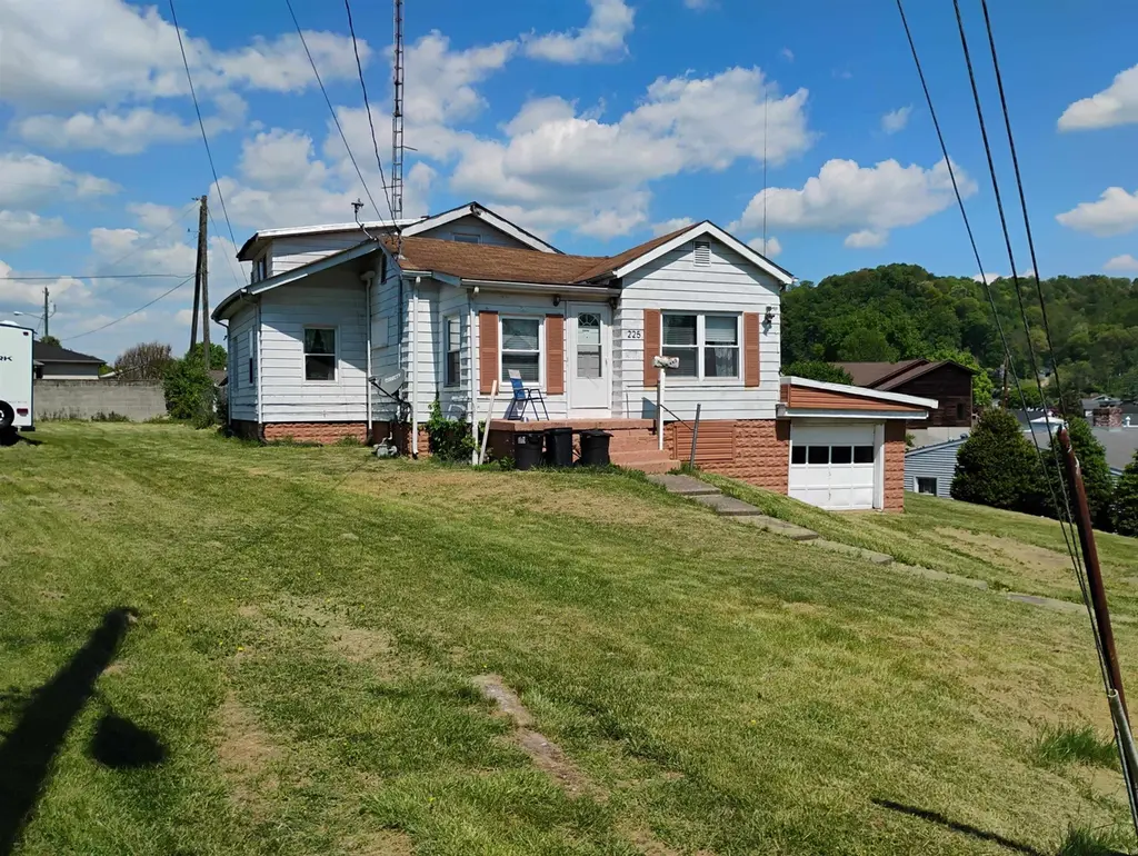 225 Rose St