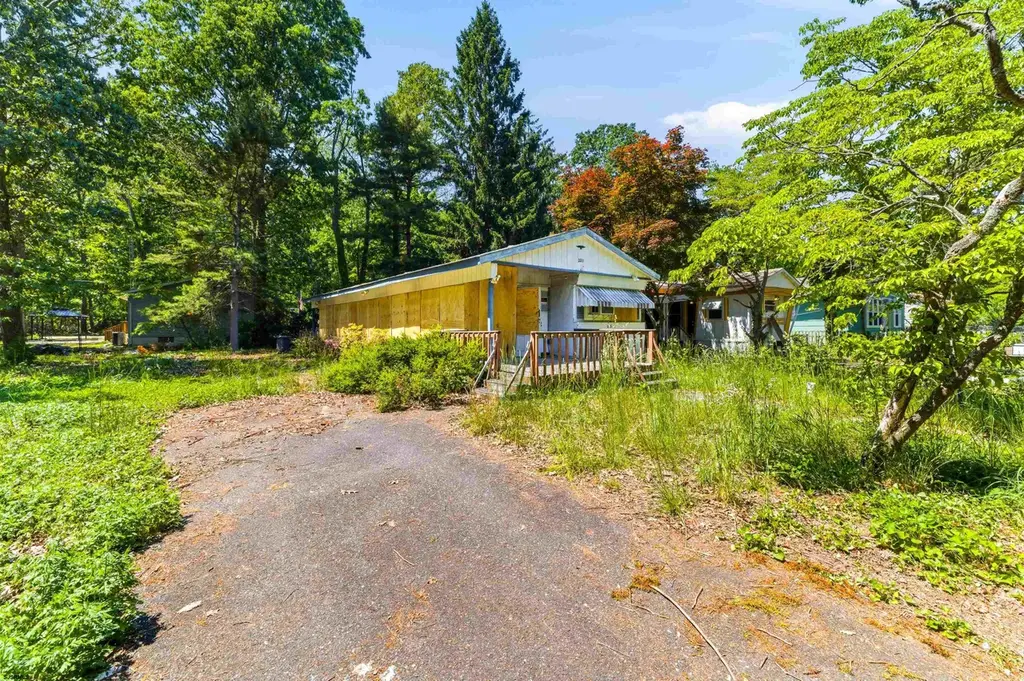 225 Robin Rd