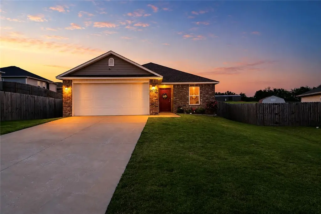 2610 Broken Spoke Ln