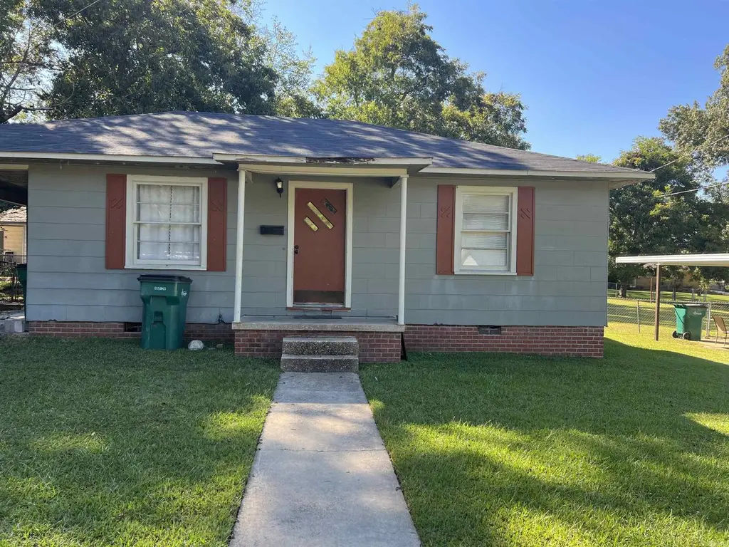 1204 N Newton