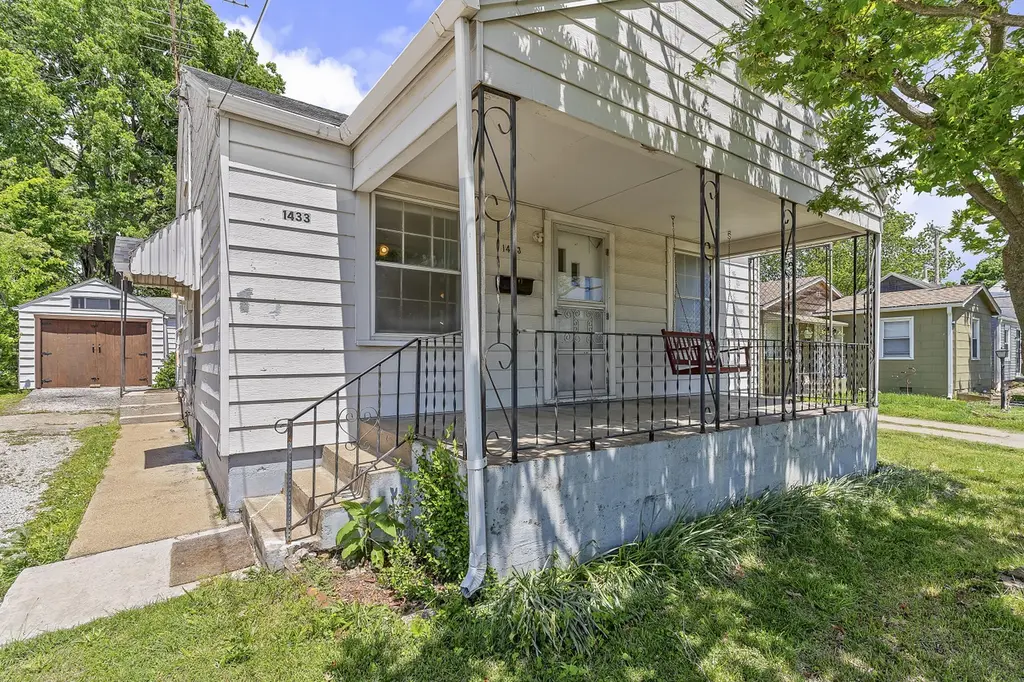 1433 E Division St