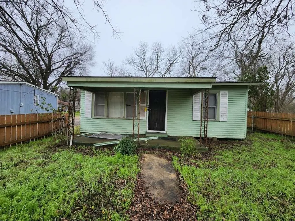 604 Juarez St