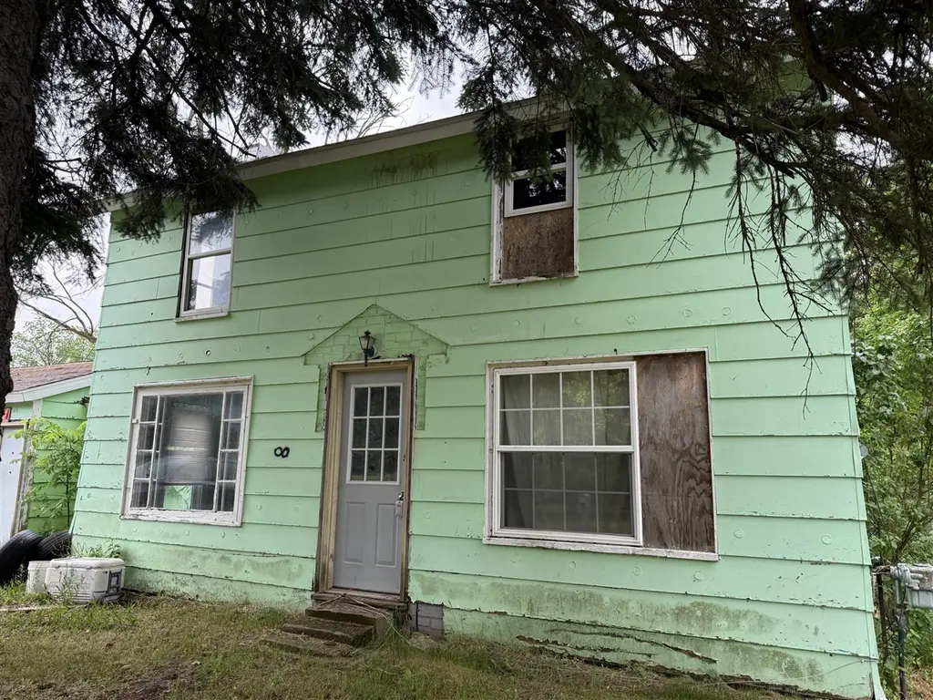 108 E North St