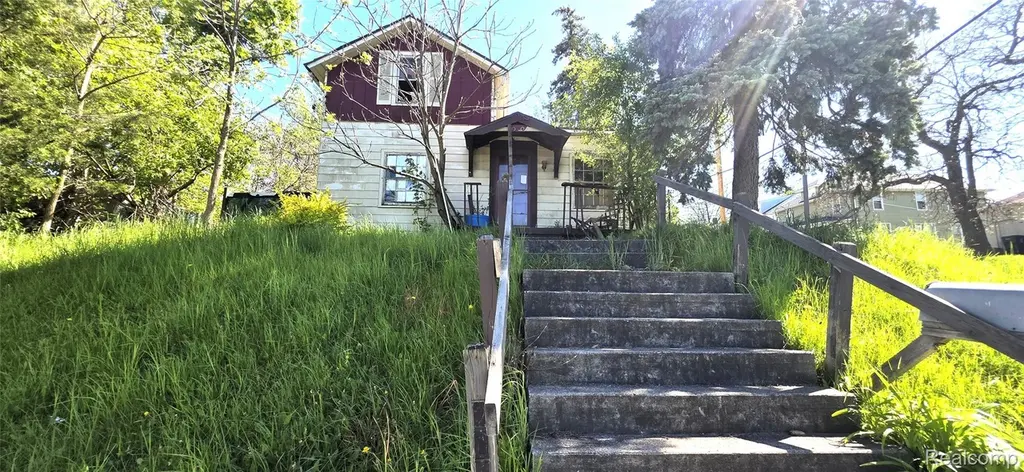 2015 W Court St