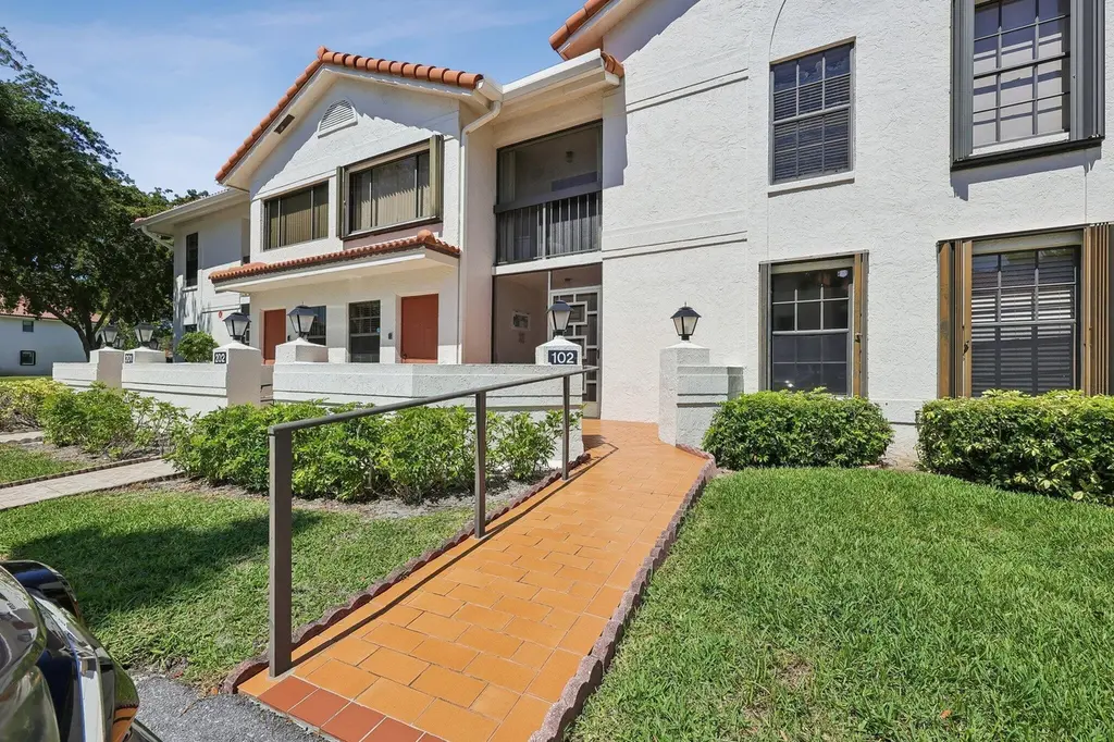 9681 E Sills Dr E #102