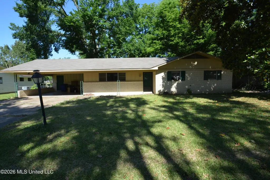 2111 Country Club Dr