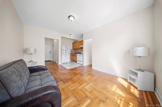 1372 Shakespeare Ave Unit 4D