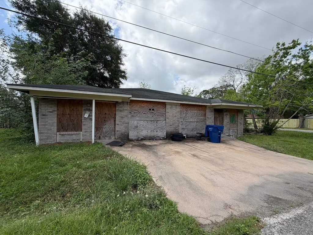 1300 Lois St