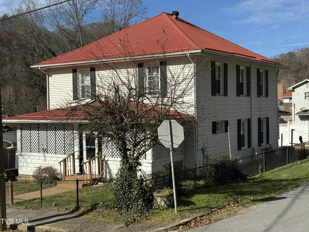301 Roberts St