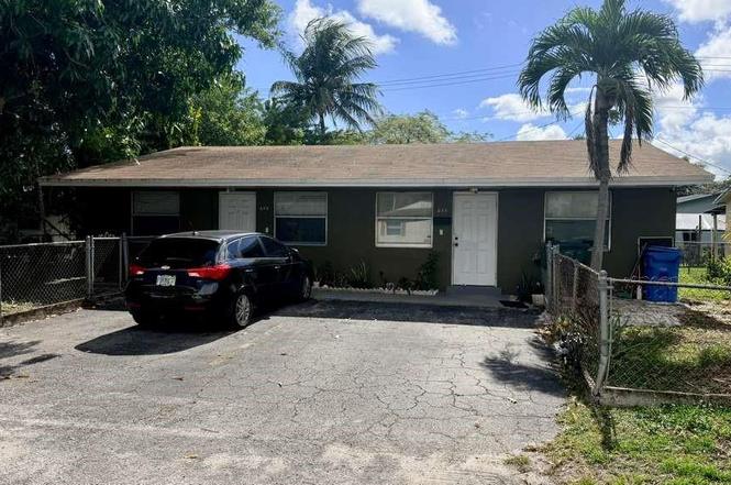 280 NE 40th Ct