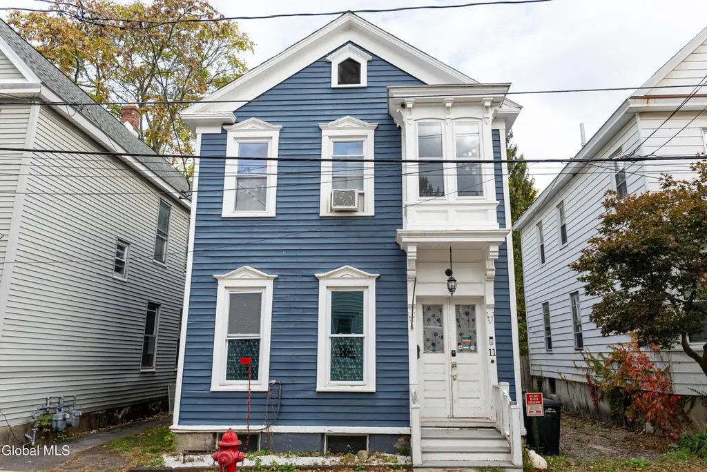 11 River St