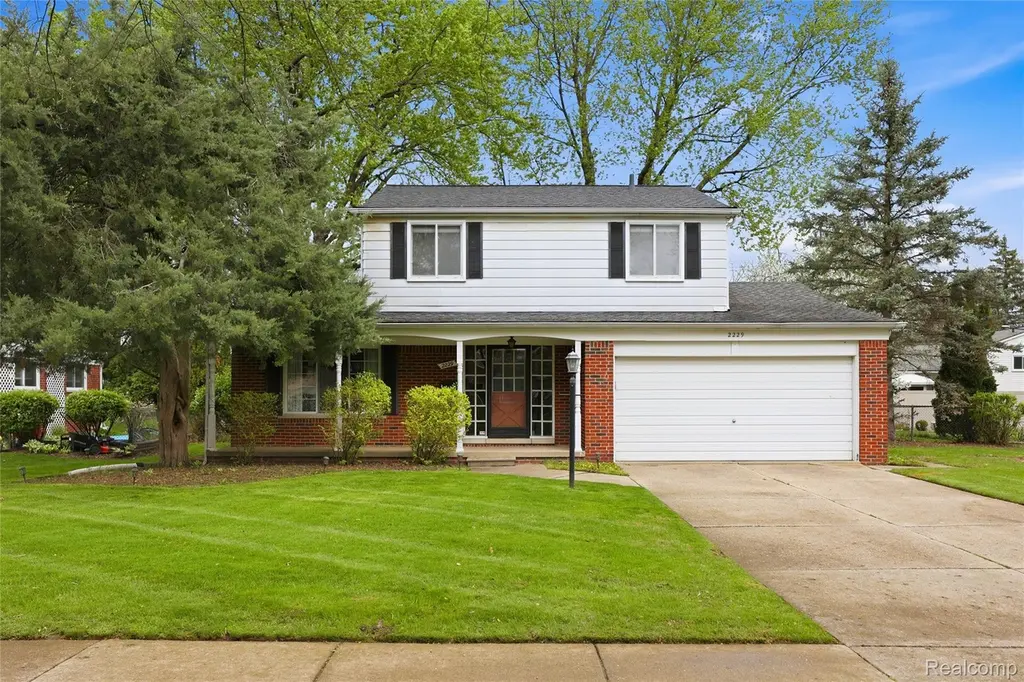 2229 Hillcrescent Dr
