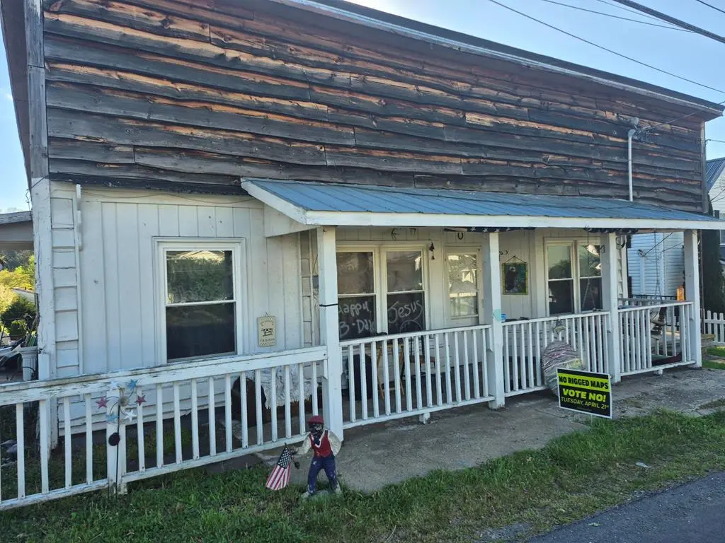 718 E Main St