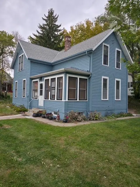 217 1st St NW