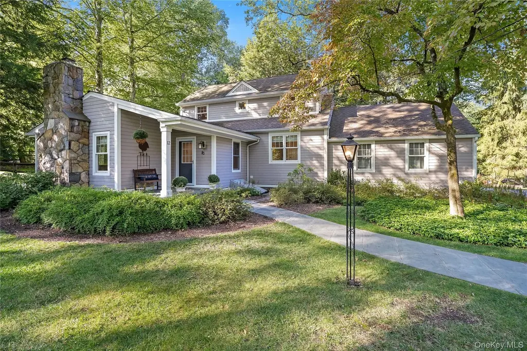 12 N Lake Cir