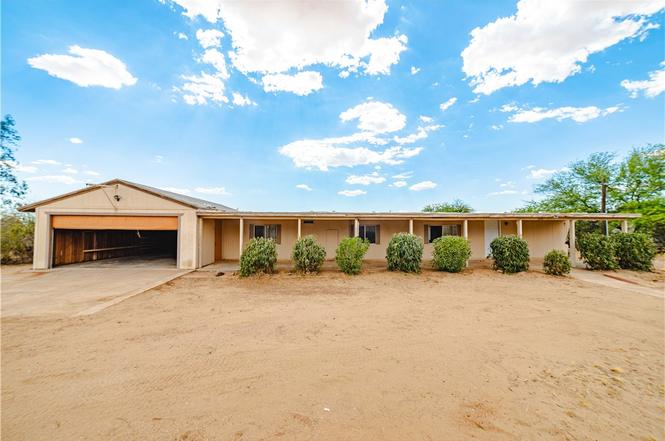 3201 N Kayenta Rd