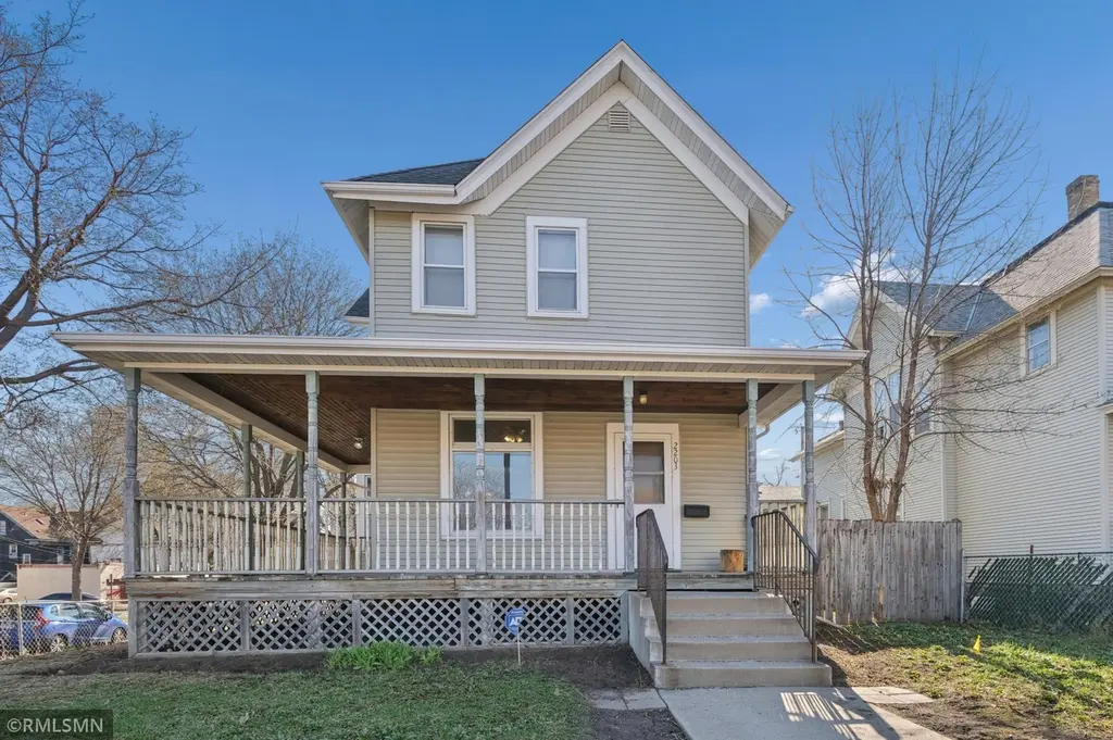 2203 Chicago Ave
