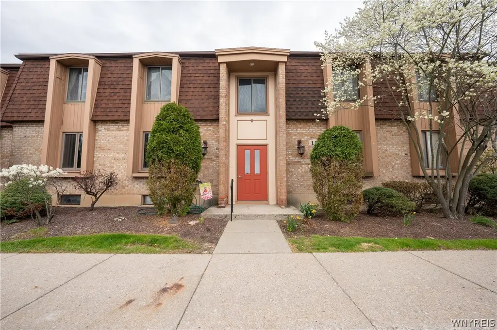 15 Greenwich Dr #1