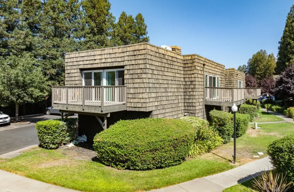 725 W College Ave