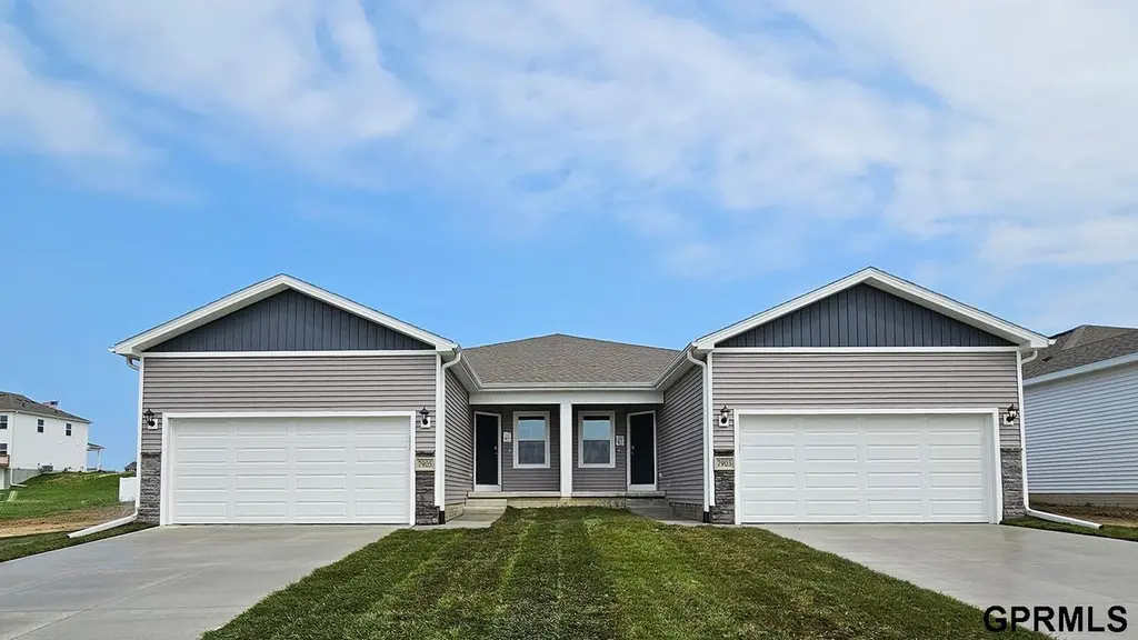 7917 N 170 St