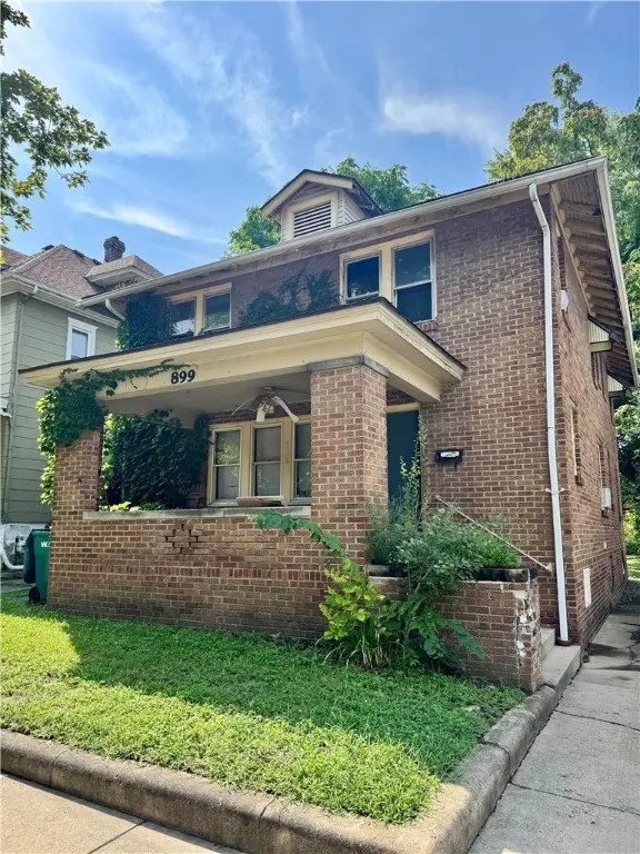 899 W Main St
