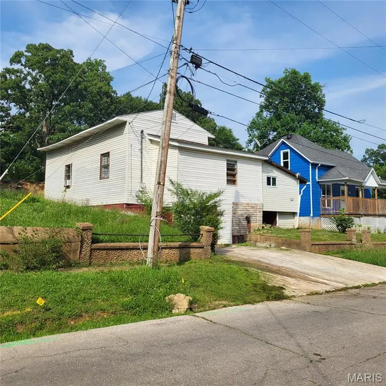 945 Cedar St
