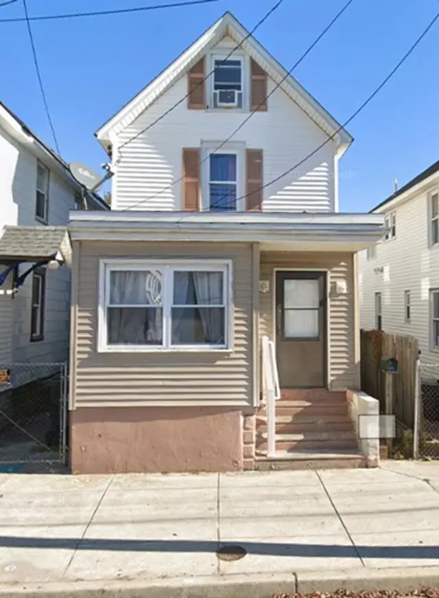111 W Roberts Ave