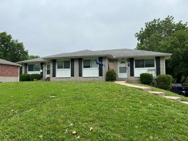 5613-5615 N Strathbury Ave