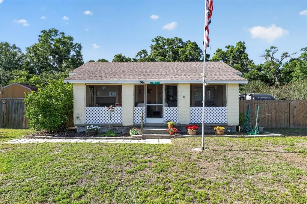 702 NW 3rd St