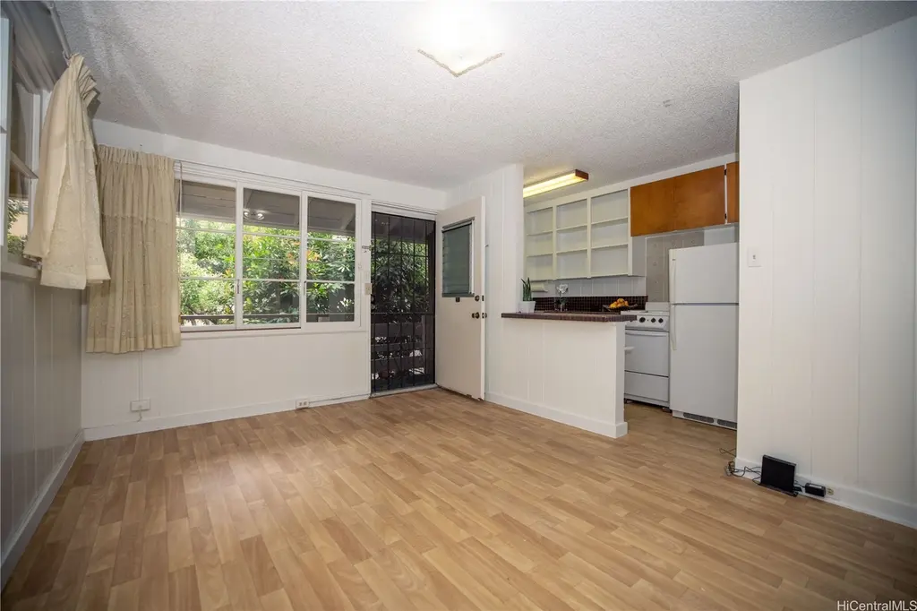 423 Kaiolu St #207