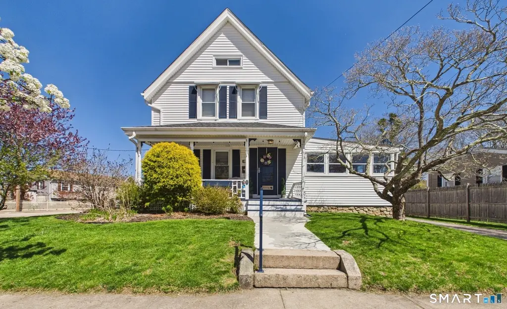 52 Moss St