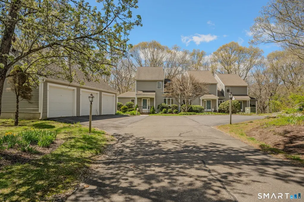 2 Laurel Dr